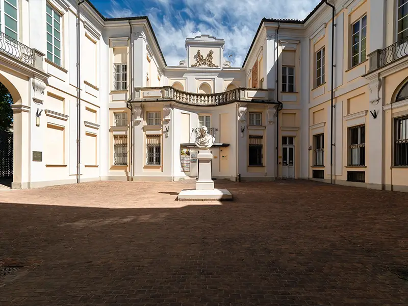 Nelle antiche cantine di Palazzo Alfieri ha sede il Museo Eugenio Guglielminetti.