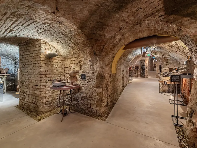 Il percorso museale sito nelle Cantine di palazzo Alfieri rappresenta un vero e proprio exursus sulla storia del teatro.