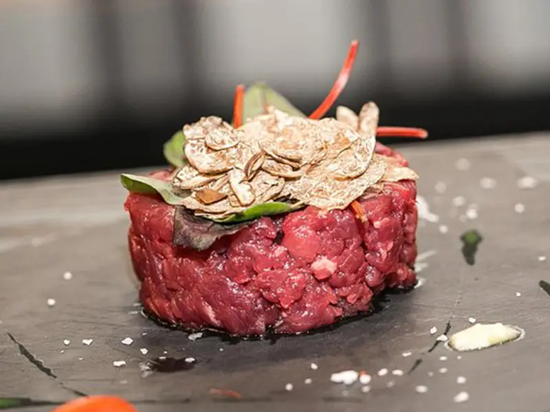 Tartare de viande Fassona accompagné de truffe blanche du Piémont.