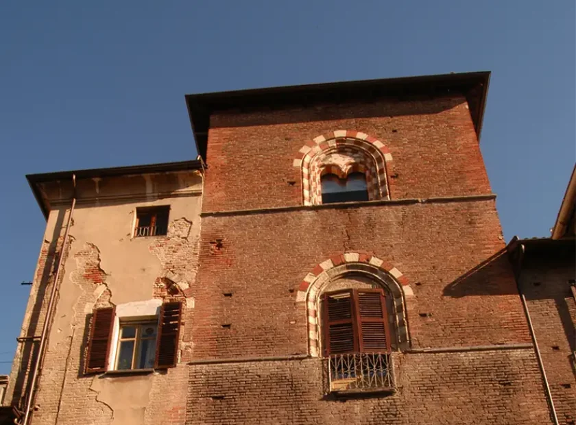 Casa-forte-dei-roero-di-monteau.webp