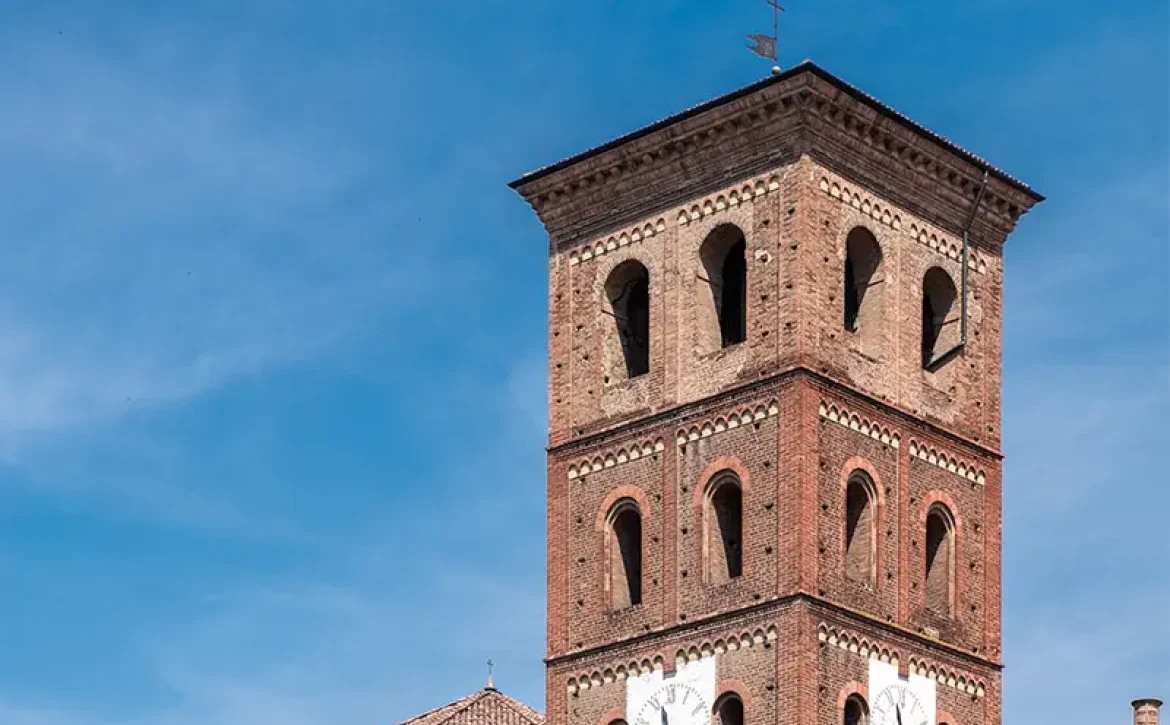 Dettaglio-campanile-Cattedrale-di-Santa-Maria-Assunta-e-San-Gottardo.webp