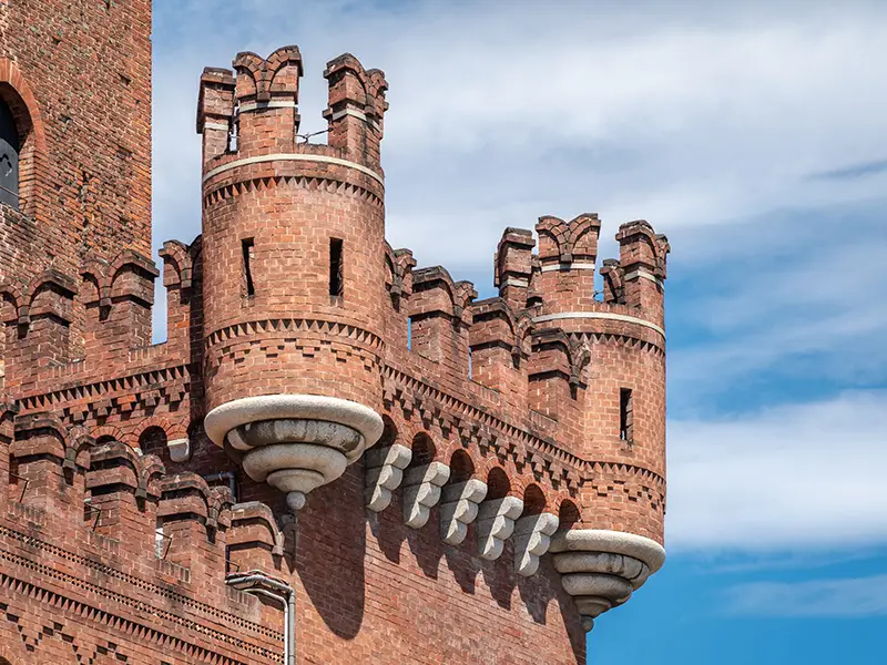 Tour Comentina a été construite dans le style gothique-piémontais