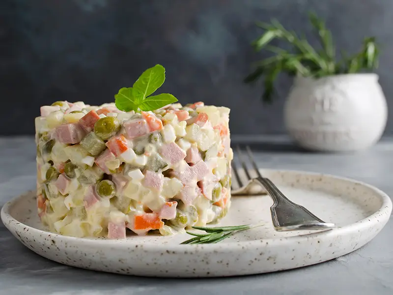 L’insalata russa è una deliziosa ricetta della tradizione piemontese.