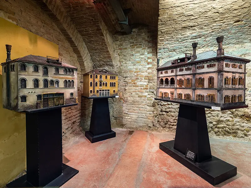 Tra le esposizioni si trova ampio ventaglio di assemblaggi e scenografie realizzate per il teatro.