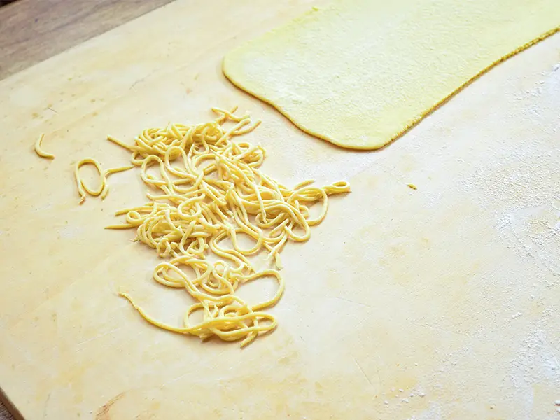 Les tajarin sont des pâtes aux œufs typiques du Piémont d'origine rurale.