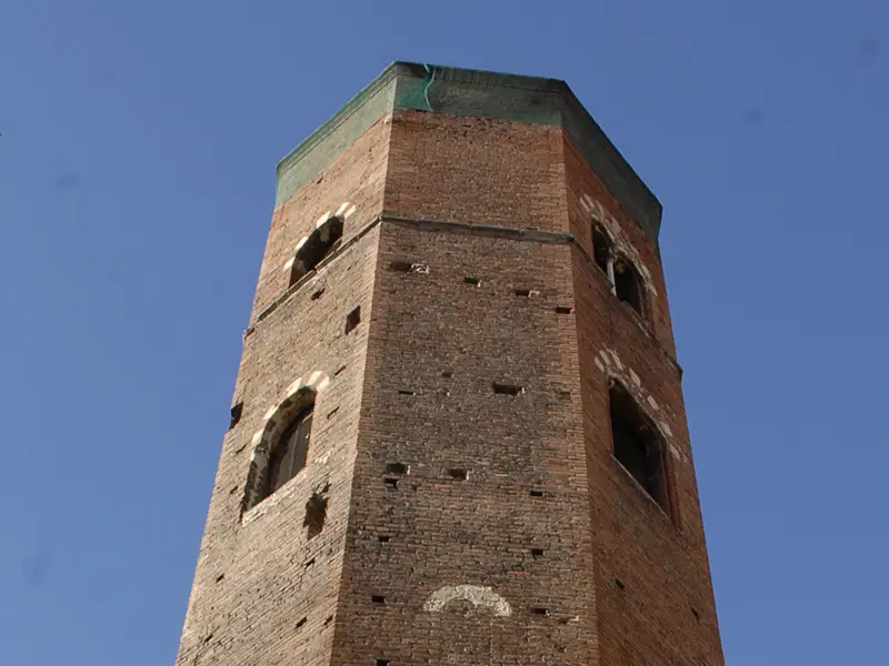 The construction of the De Regibus Tower is to be assumed around the thirteenth century