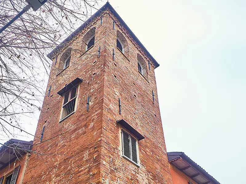 Torre Natta fu costruita alla fine del XII secolo si caratterizza per una struttura a canna liscia e rastremata