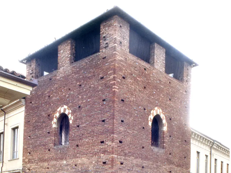 Torre Solaro fu costruita nel1250 all’angolo fra via Carducci e via Giobert nel rione Cattedrale.