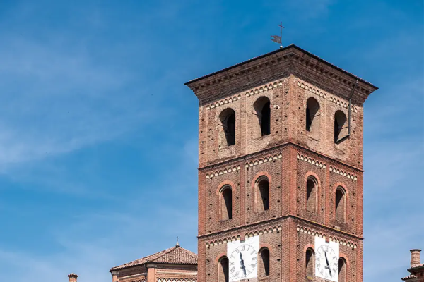 Dettaglio-campanile-Cattedrale-di-Santa-Maria-Assunta-e-San-Gottardo-